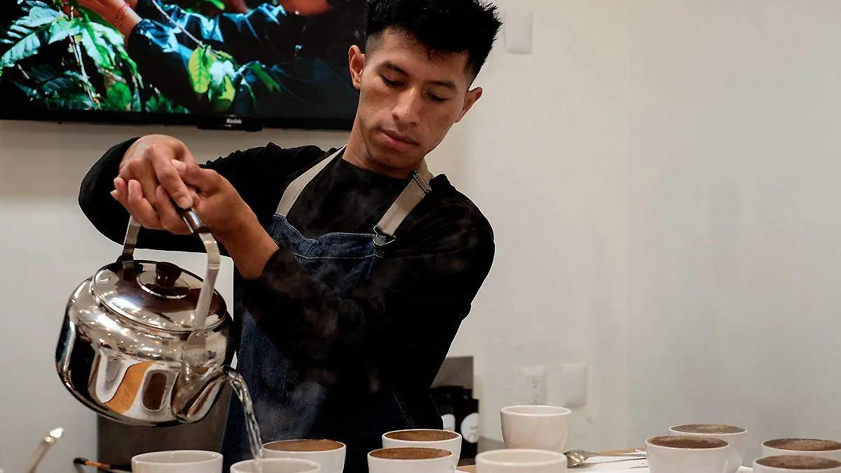 barista-siriviendo-cafe