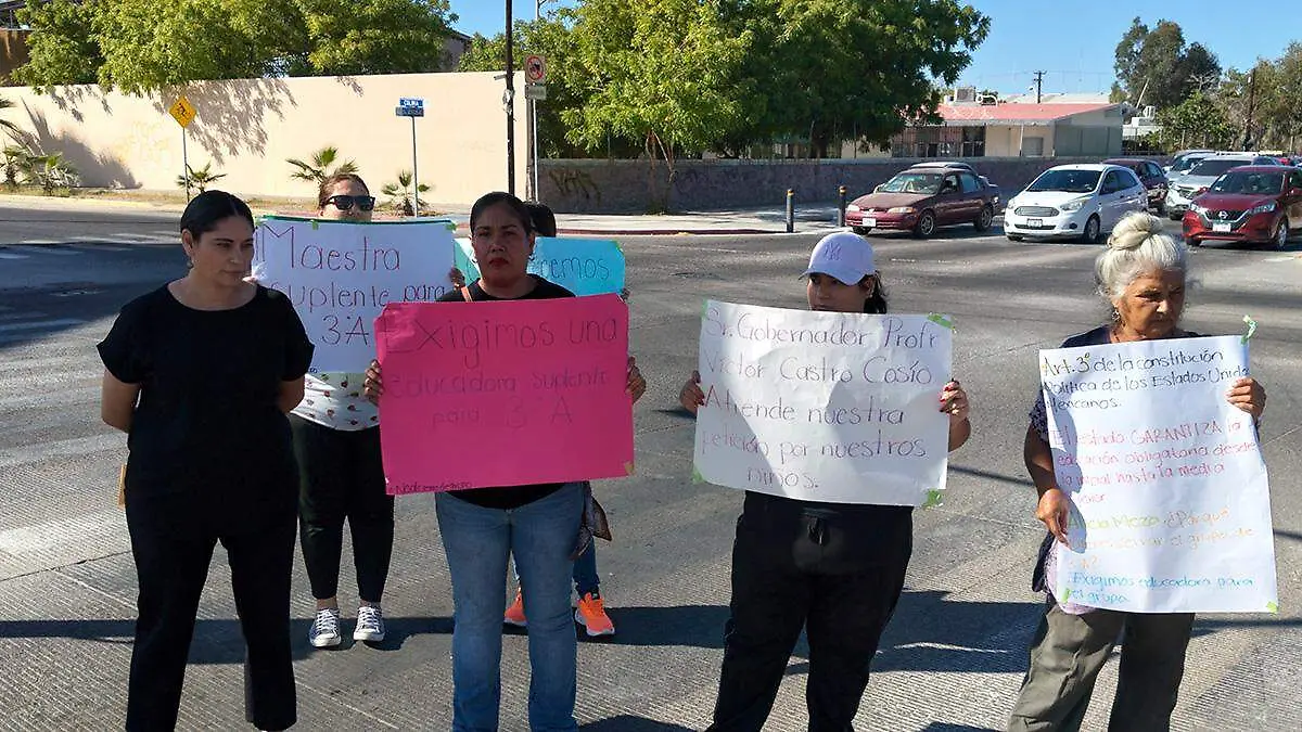 madres-de-familia-bloquean-bulevar