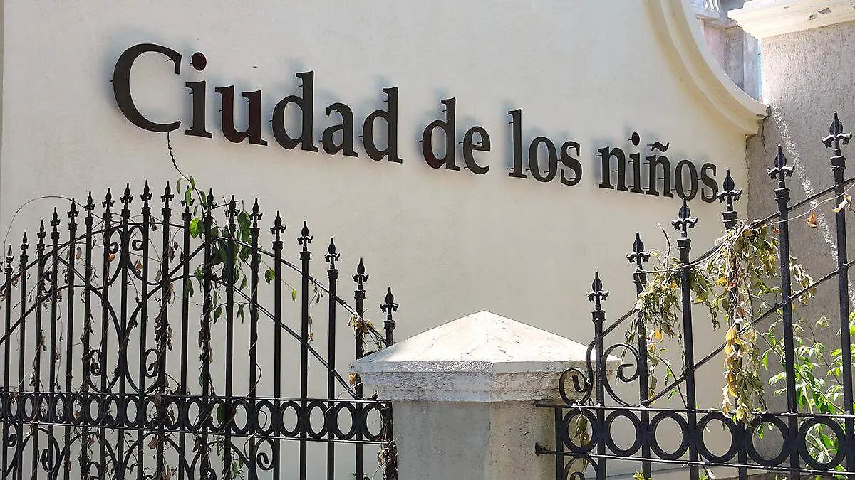 letras-frente-a-casa-hogar-ciudad-de-los-ninos