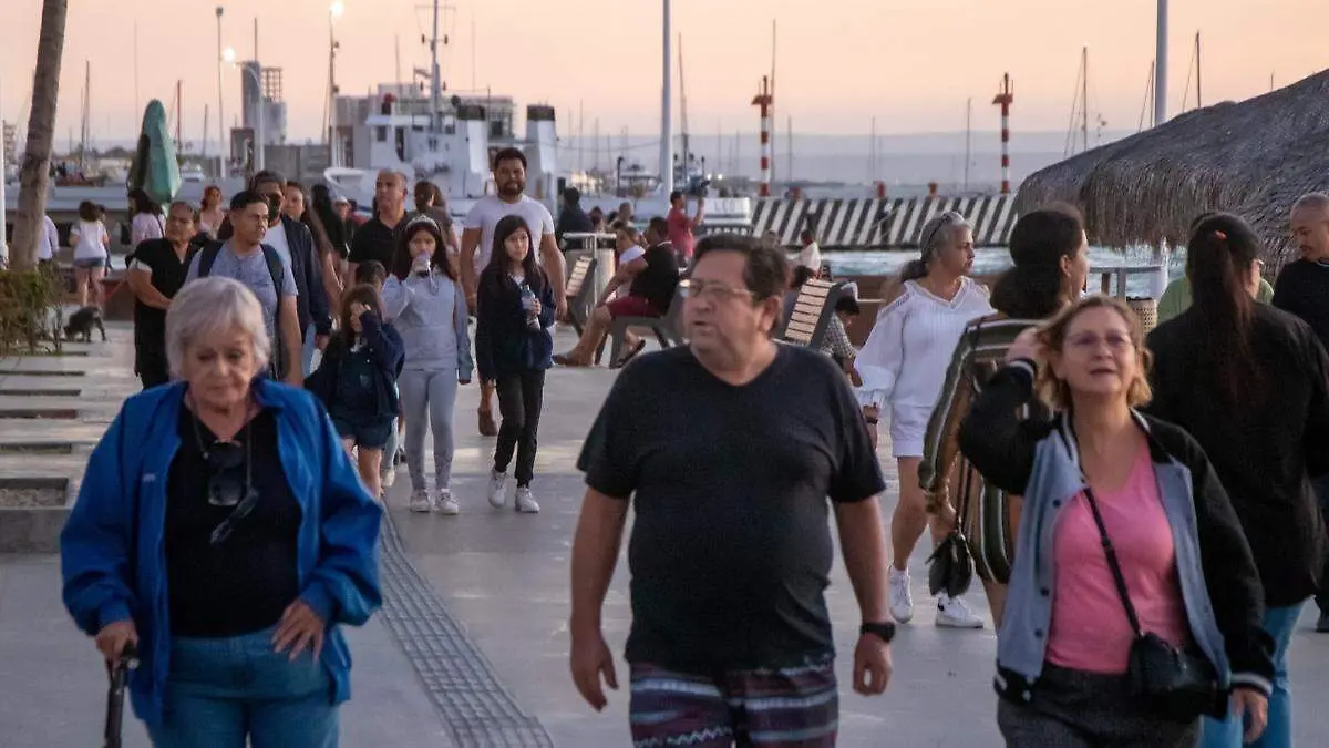 GENTE CAMINANDO MALECON