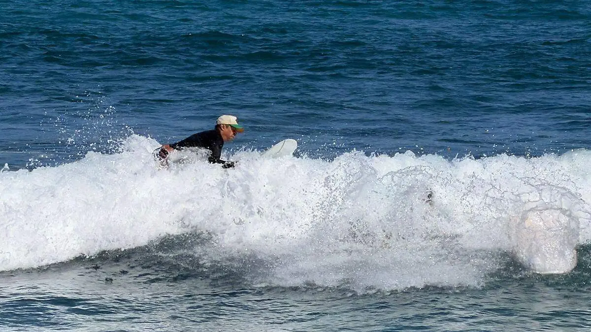 surfista-ola-mar-playa-los-cabos