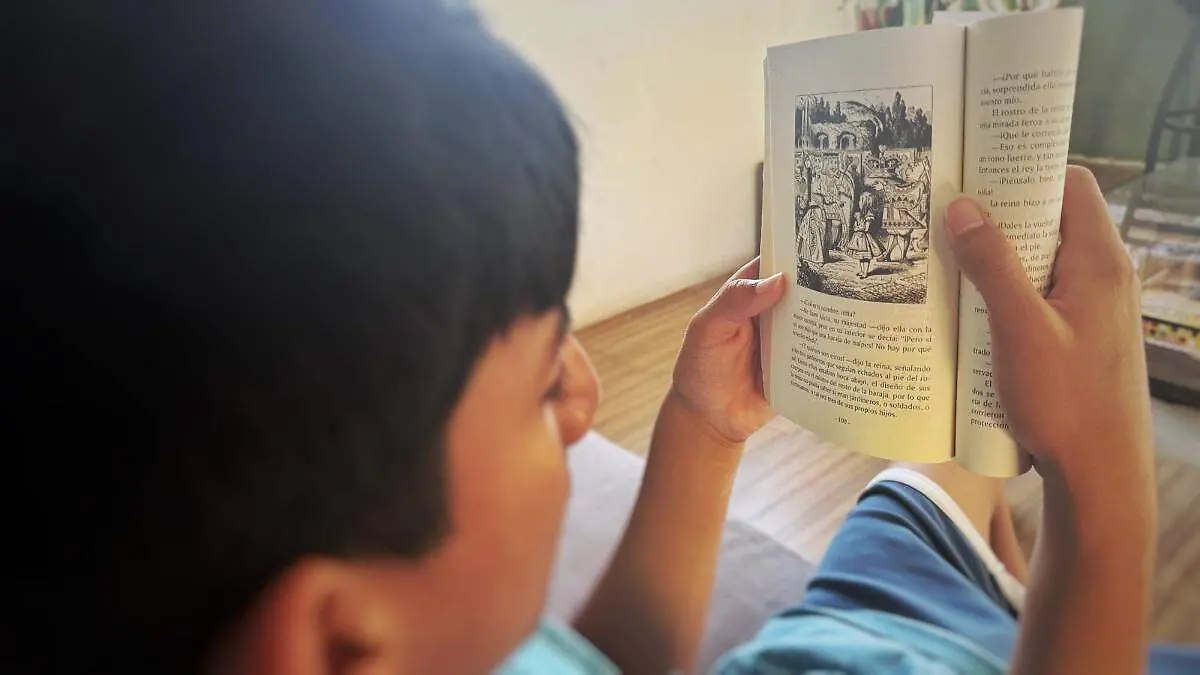 Leyendo libro con dibujos