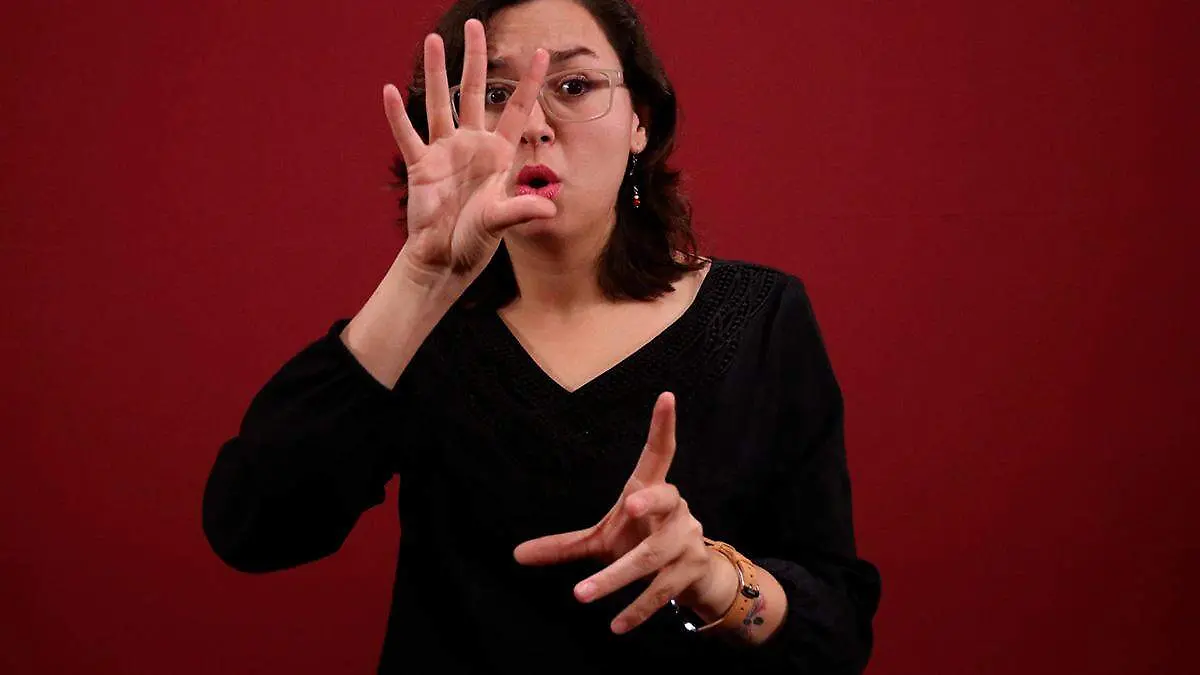 persona-realizando-lenguaje-senas
