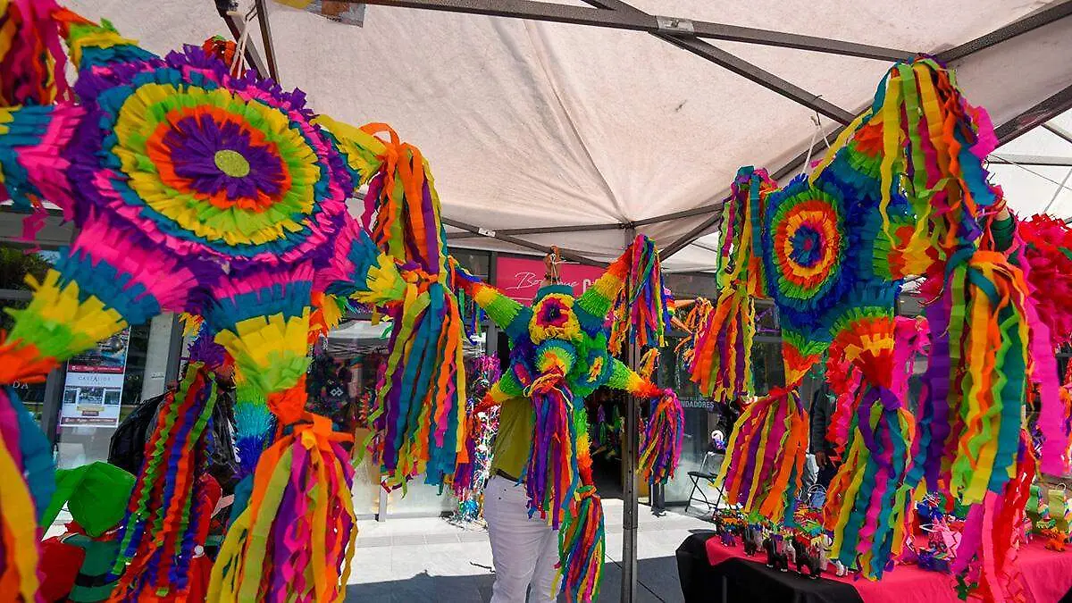 pinatas-colgadas-de-un-toldo