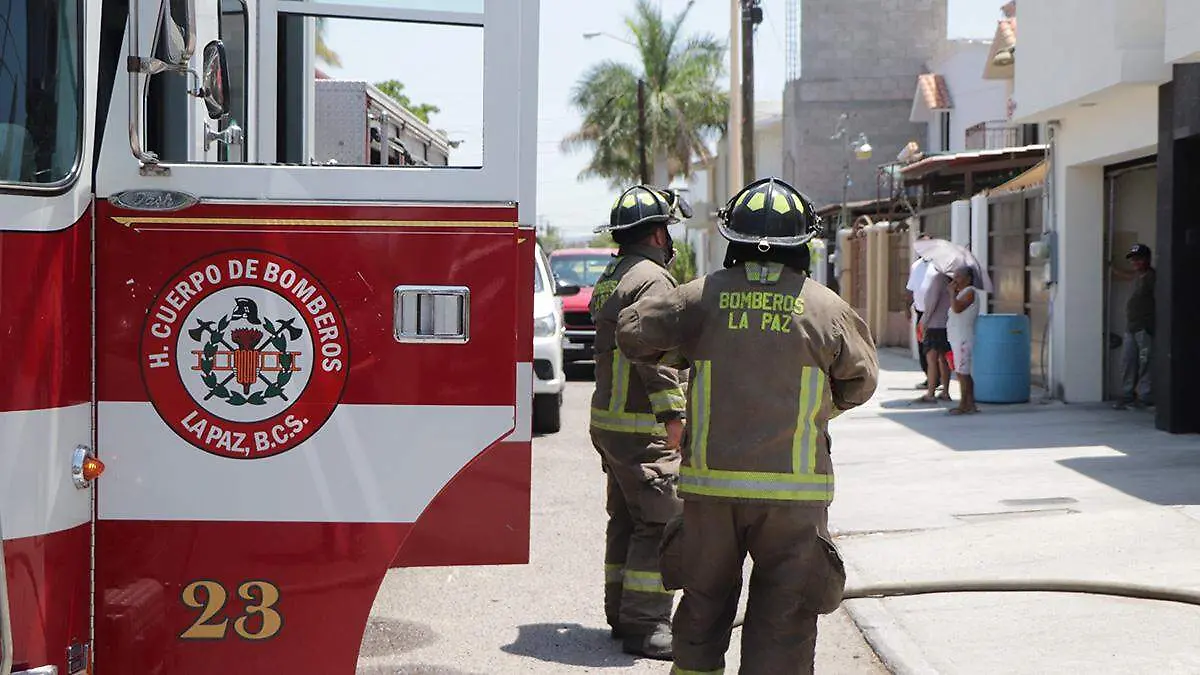 dos-elementos-de-bomberos-de-espaldas