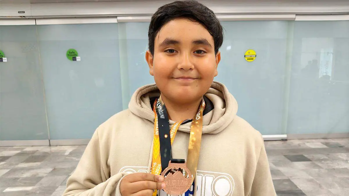 saul-espinoza-alumno-mostrando-medalla-de-bronce