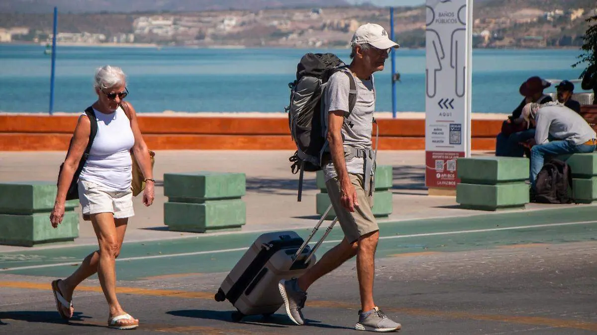 turistas-extranjeros-cruzando-calle-malecon-la-paz