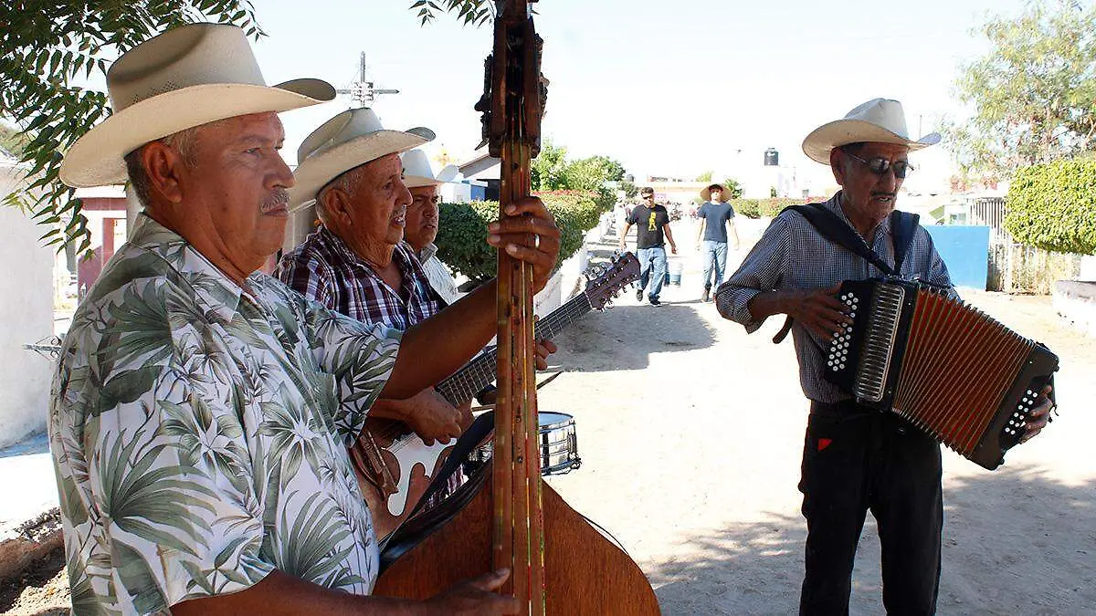 cuatro-musicos-tocando-regional