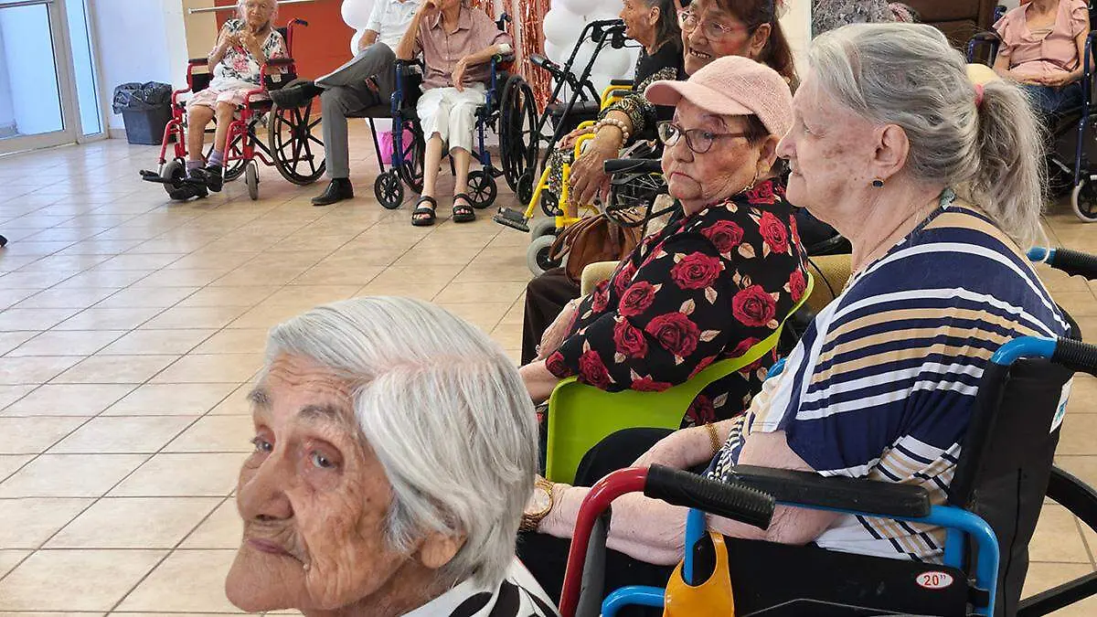 mujeres-ancianas-celebran-dia-de-las-madres