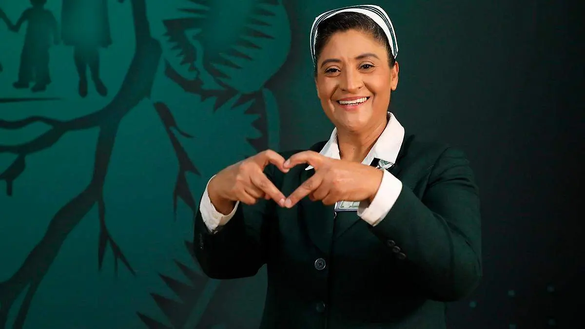 enfermera-forma-corazon-con-las-manos