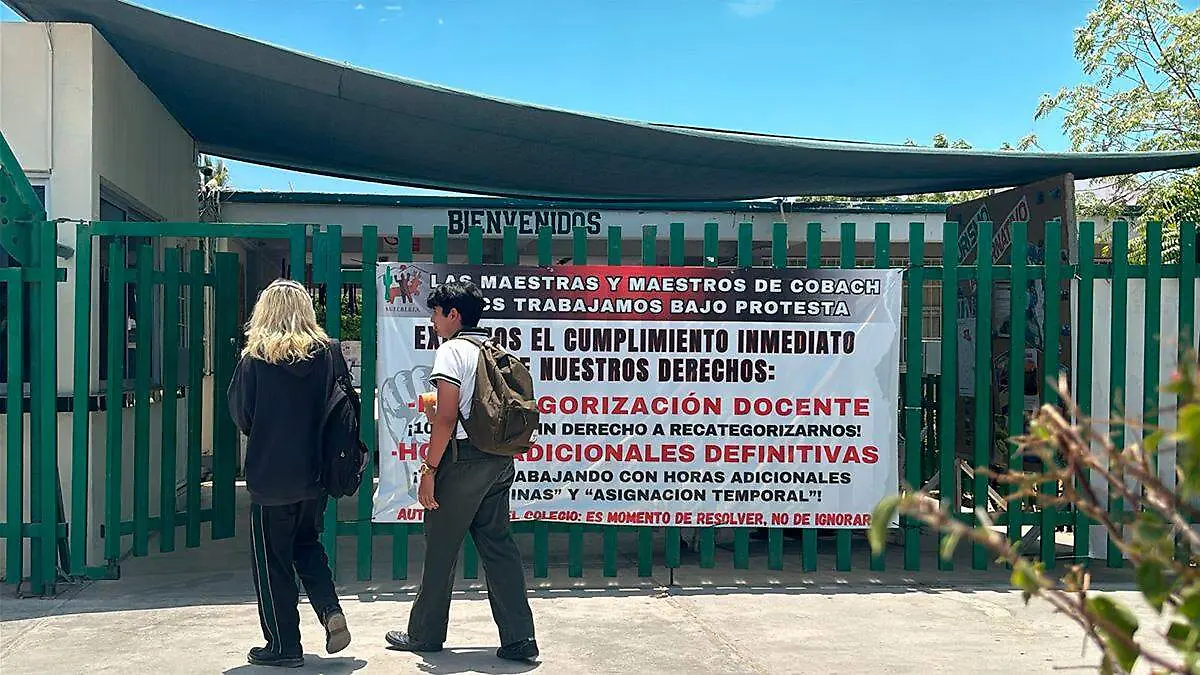 alumnos-entrando-a-plantel-del-cobach-junto-a-una-lona-de-protesta