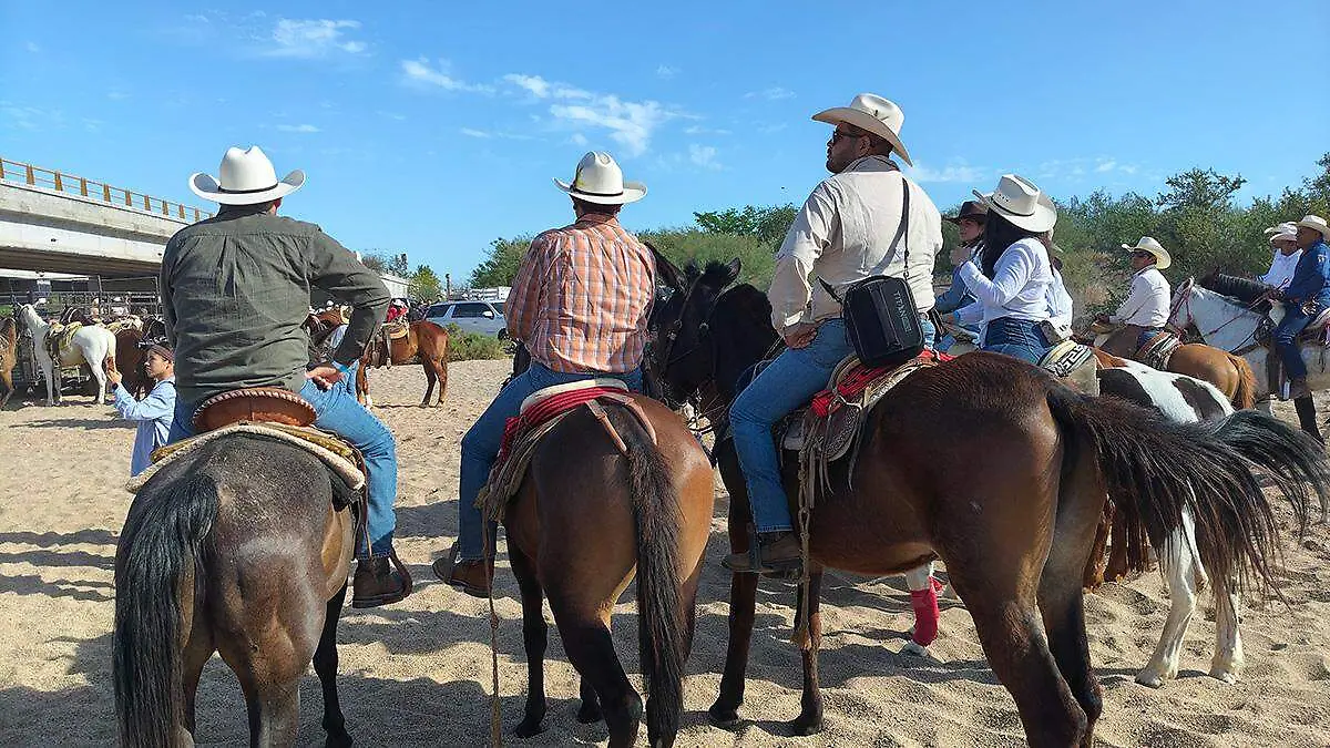 jinetes-de-caballos-se-preparan-para-cabalgar
