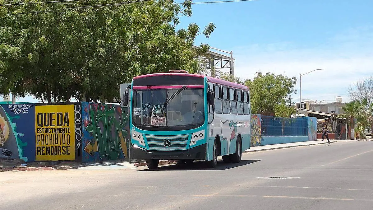 unidad-de-transporte-publico-ruta-de-la-paz-siendo-perseguido-por-universitario
