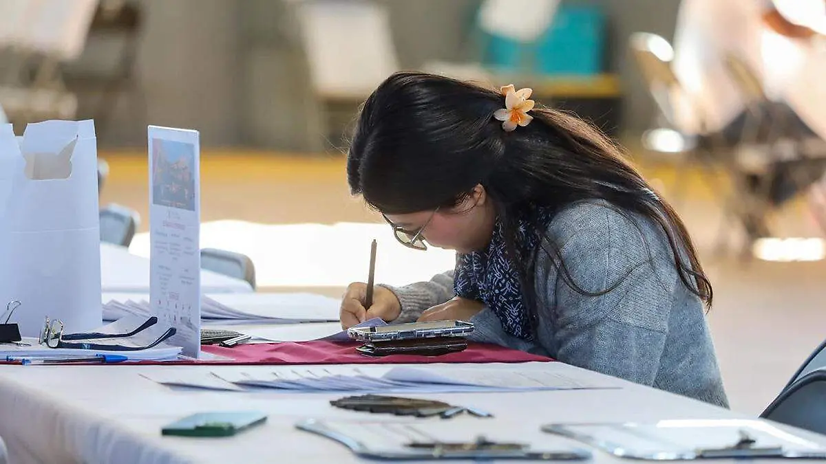 persona-escribiendo-en-feria-del-empleo