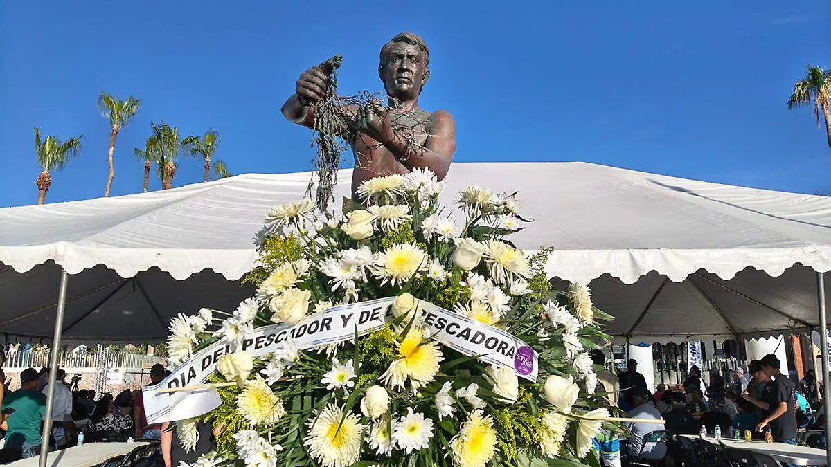 monumento-del-pescador-con-corona-de-flores