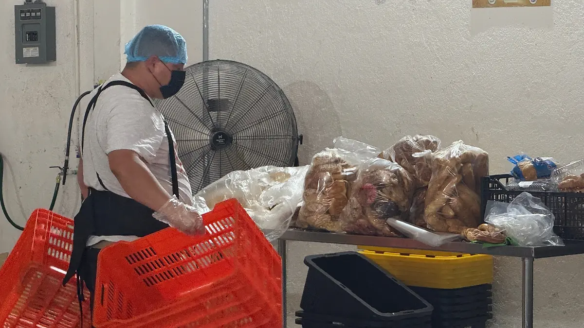 Trabajador banco de alimentos