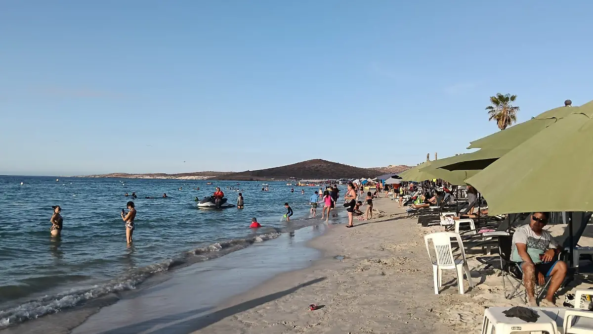 Personas disfrutando de las playa en La Paz