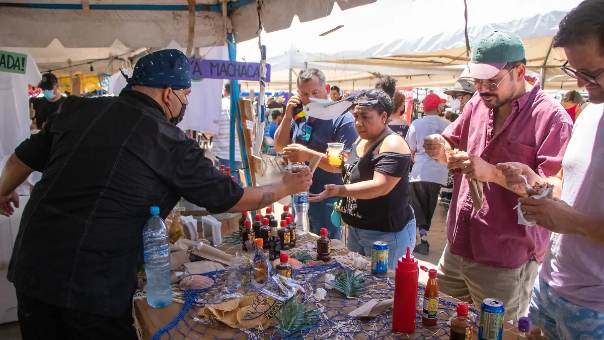 Personas comen ceviche