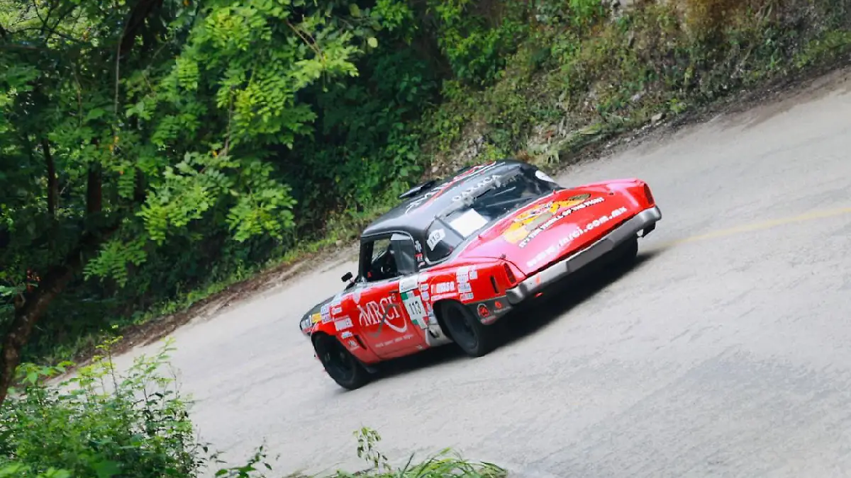 El auto de Emilio Velázquez  y Javier Marín sufrieron un accidente en la Carrera Panamericana