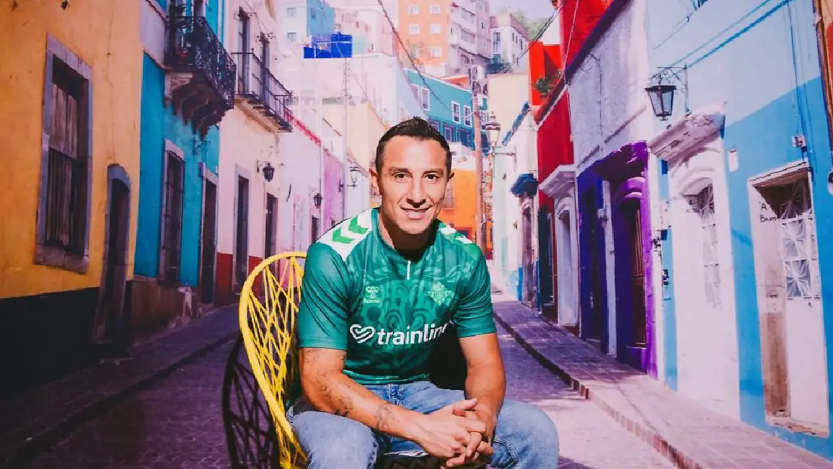 Andrés Guardado participó en el homenaje al Día de Muertos del Real Betis