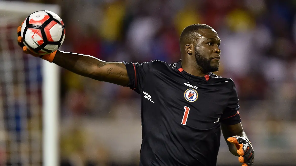 Johny Placide, el portero que acabó con la carrera de Santiago Fernández y puede dejar fuera del Mundial a Miguel Herrera/Foto: Mexsport