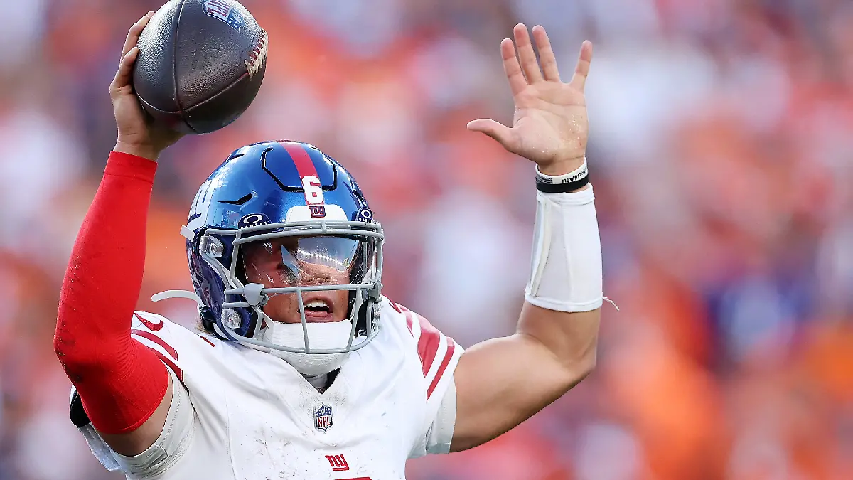 Jaxson Dart salió ante Egles por un golpe en la cabeza