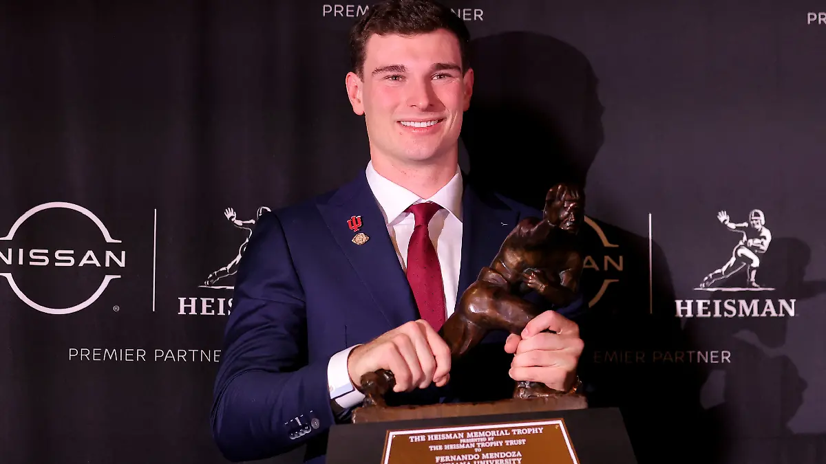 Mendoza se convirtió en el primer jugador de Indiana en llevarse el Trofeo Heisman
