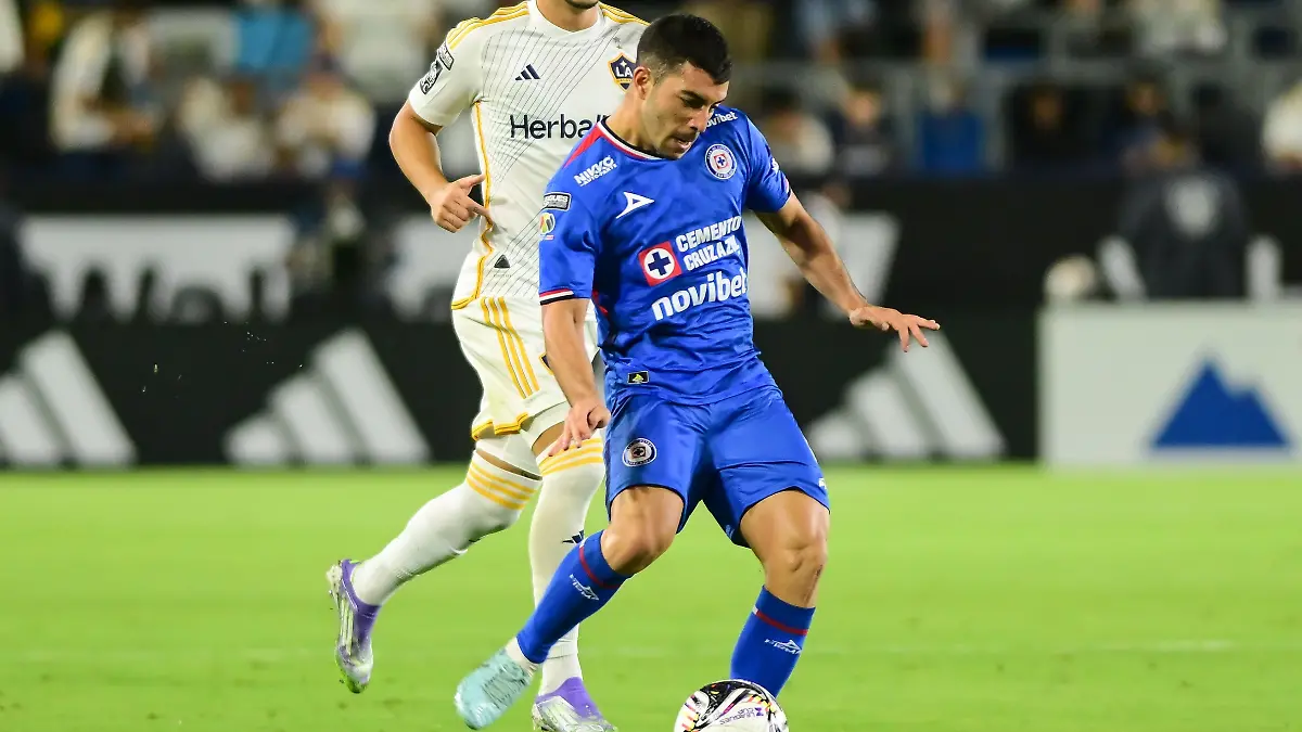 Erik Lira cerca de renovar con Cruz Azul foto  Mexsport