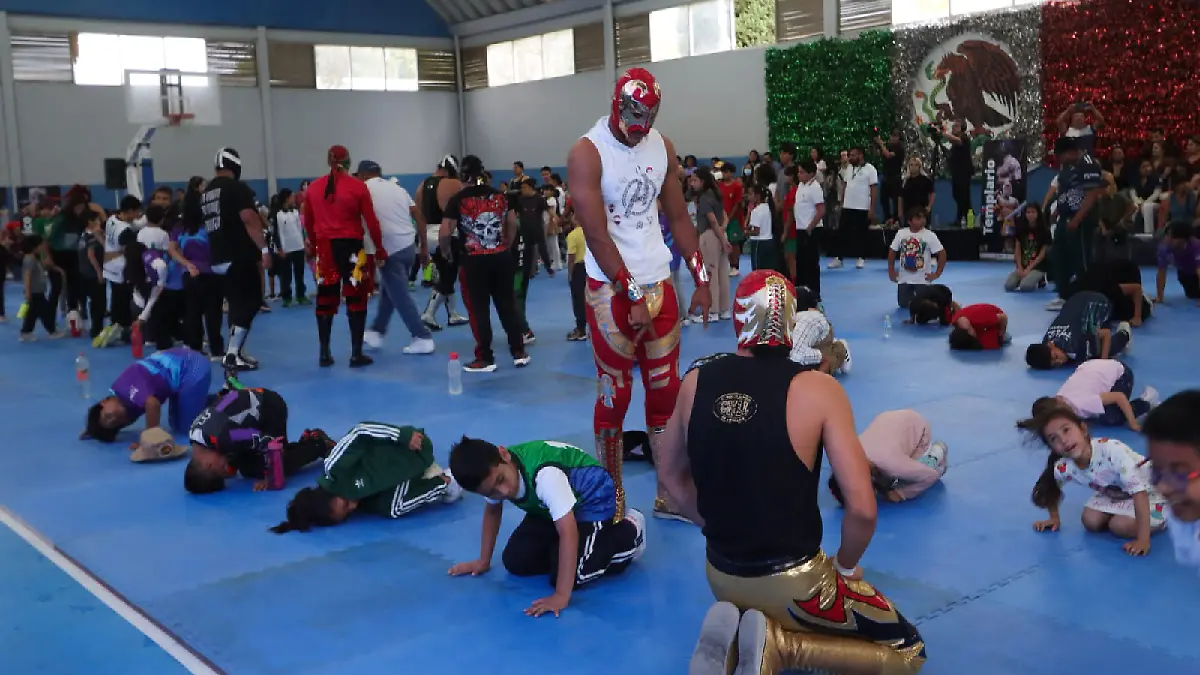 El IMSS dio una clínica de Lucha Libre para niños y niñas