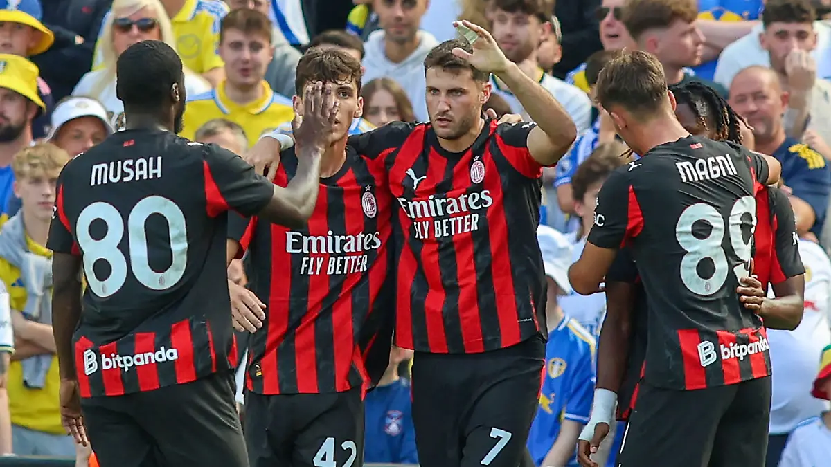 Santiago Giménez y el Milan avanzan a la siguiente fase de la Copa de Italia. Foto: AFP