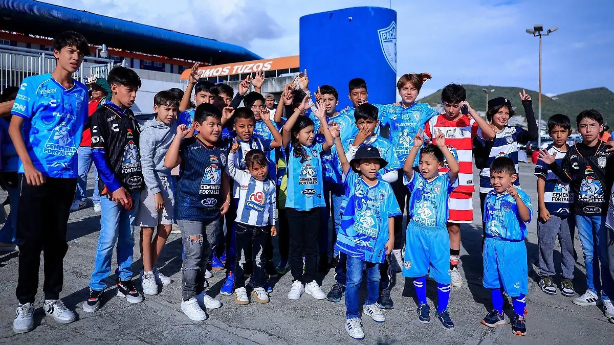 El delantero de Pachuca, Oussama Idrissi compró boletos para niños de las escuelas. Foto:  @Tuzos