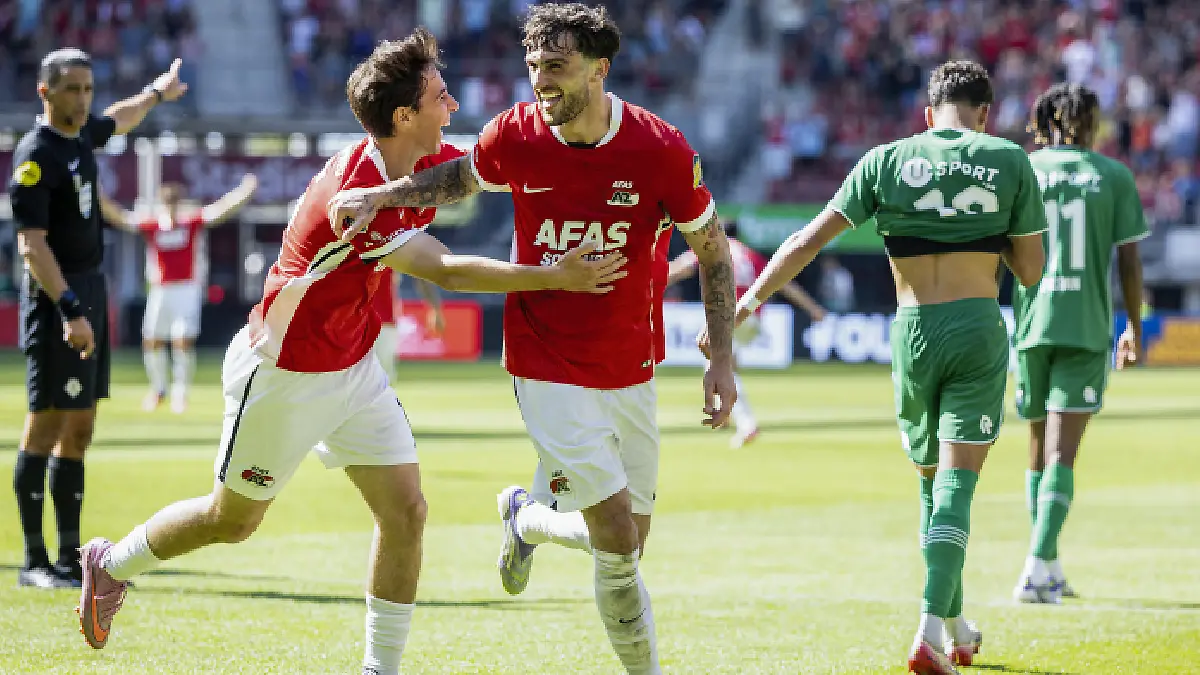 El futbolista Mateo Chávez debuta con una asistencia con su nuevo equipo AZ Alkmaar. Foto: AFP