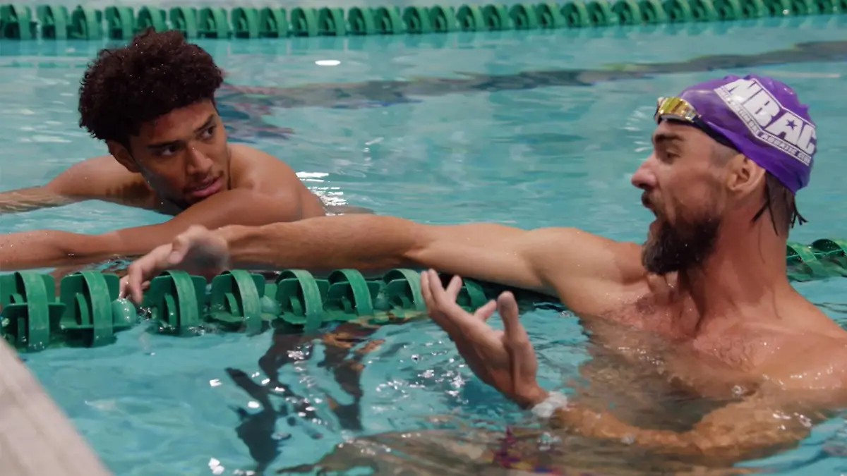 Micheal Phepls y Travis Jones en clases de natación a los futbolistas de Baltimore. Foto: Baltimore Ravens