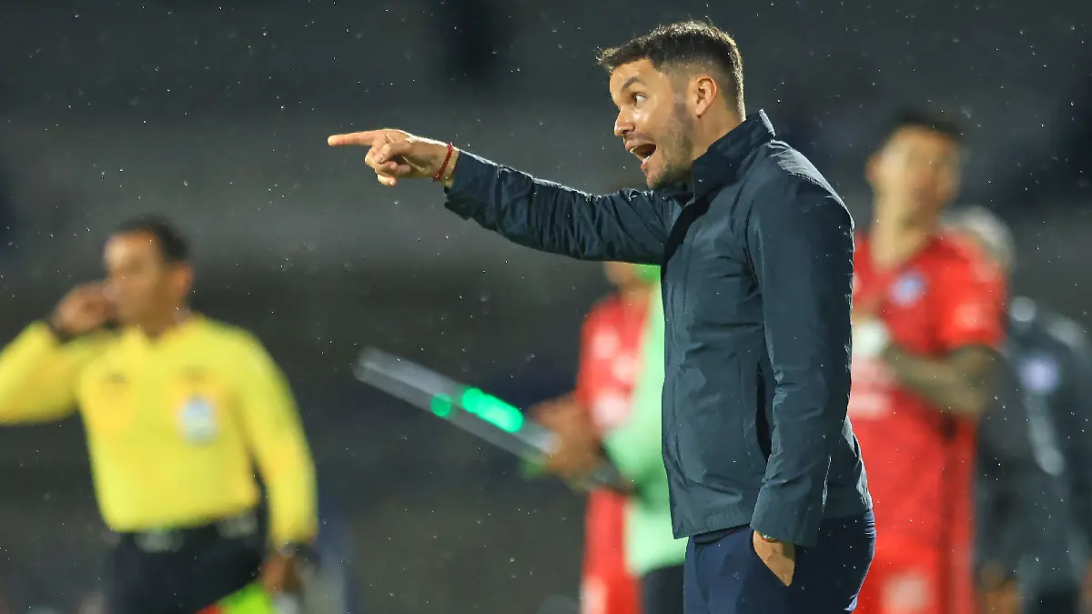 Nicolás Larcamón, técnico de Cruz Azul reconoce que no cuenta con su equipo completo. Foto: Mexsport