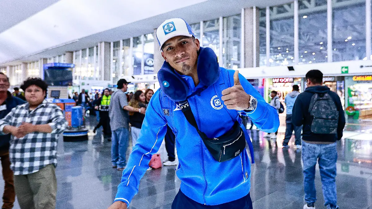 Cruz Azul viajó para jugar la Leagues Cup foto Luis Garduño