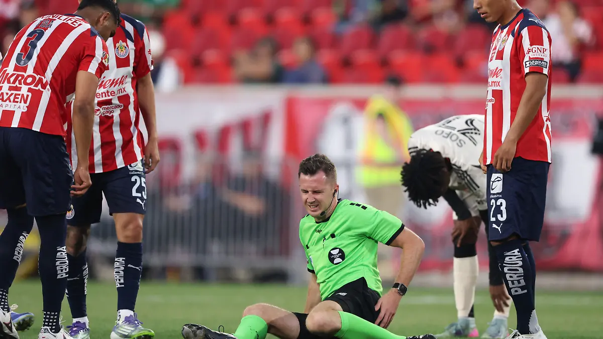 El árbitro del Chivas vs New York salió lesionado / Foto: Reuters