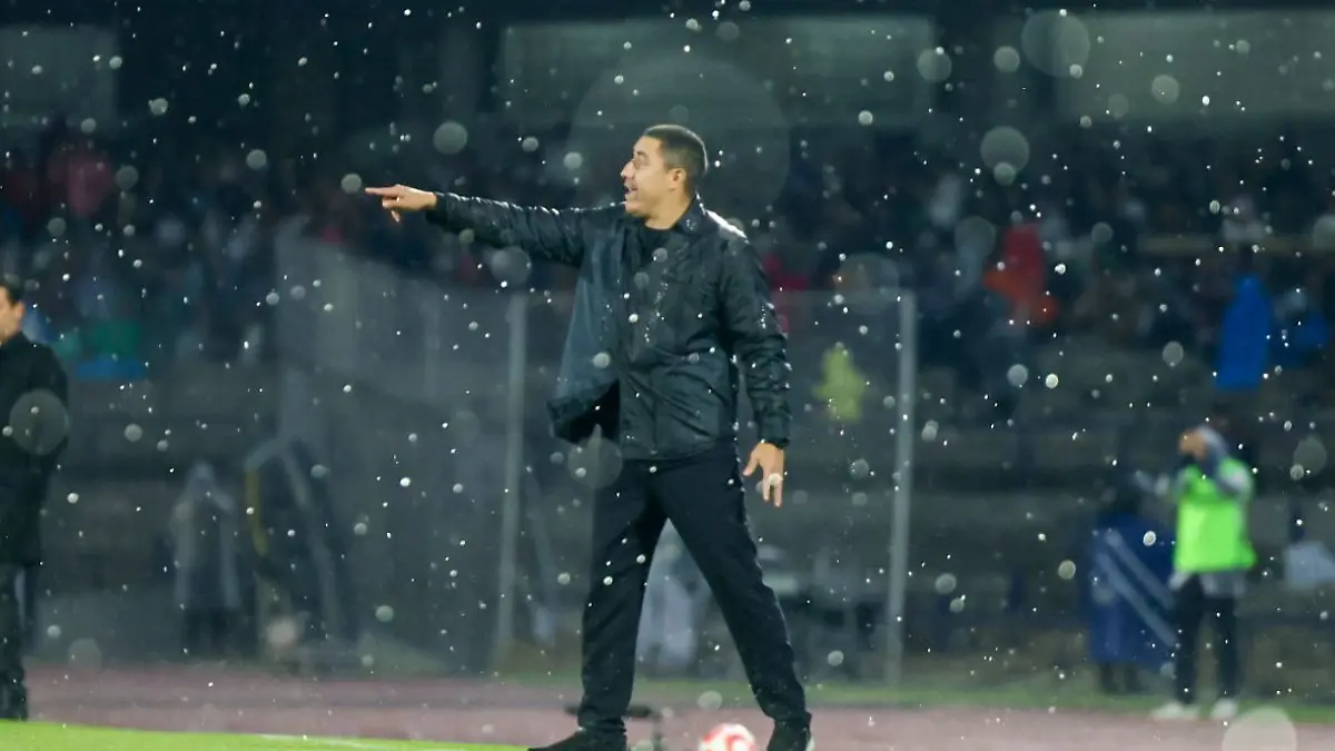 Efraín Juárez en el duelo ante Necaxa en CU. FOTO: LESSLIE FIGUEROA