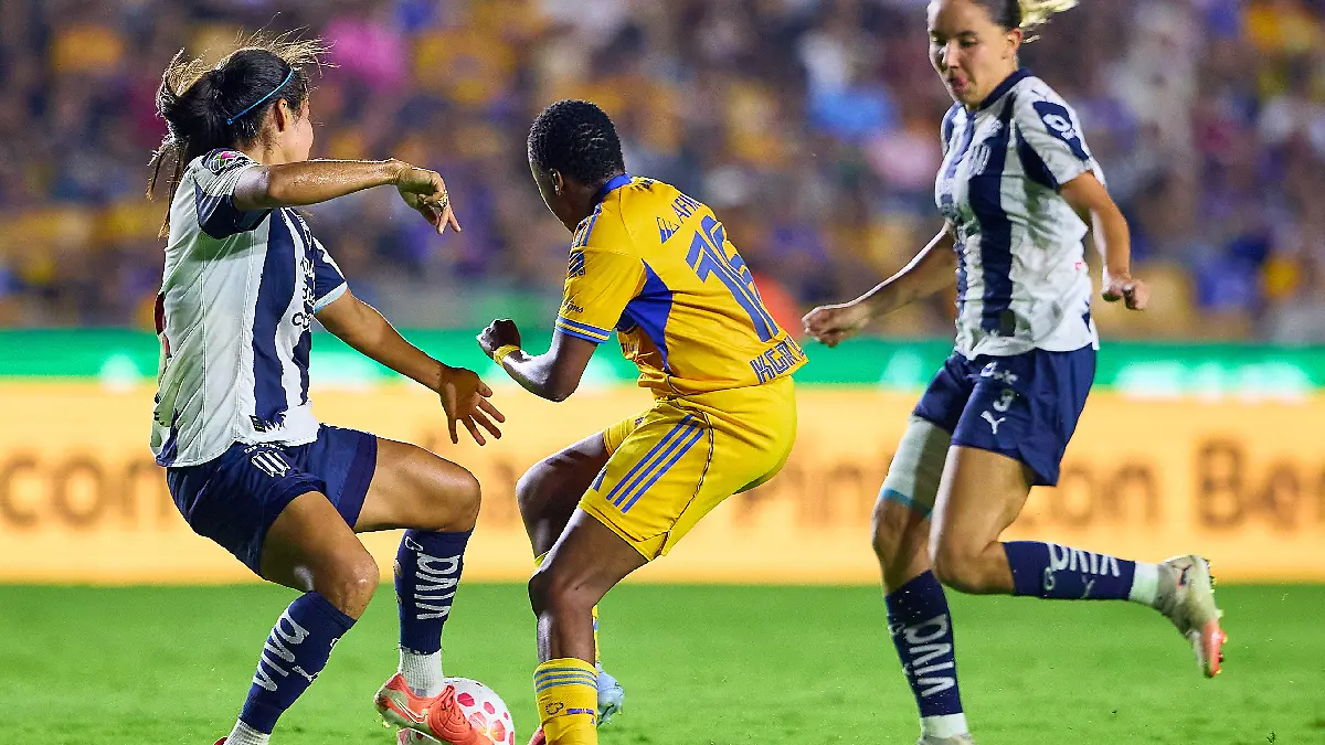 Partido detenido por tormenta eñéctrica foto  Mexsport