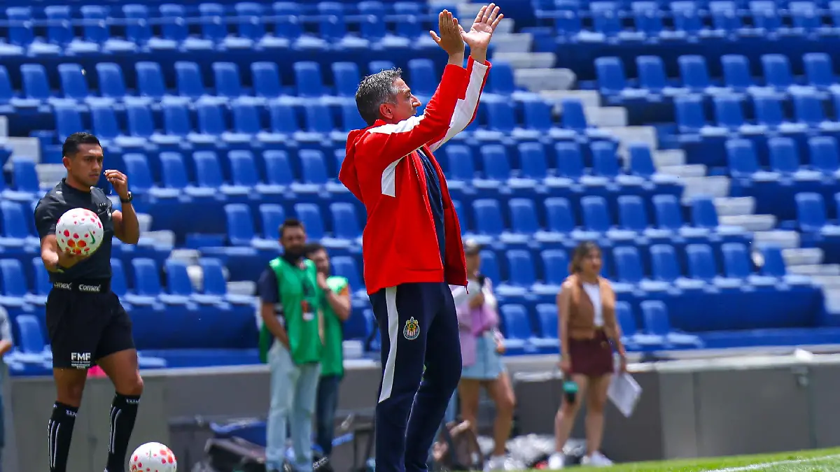 Antonio Contreras celebra la victoria de Chivas en el Clásico Femenil / Foto: Lesslie Arredondo