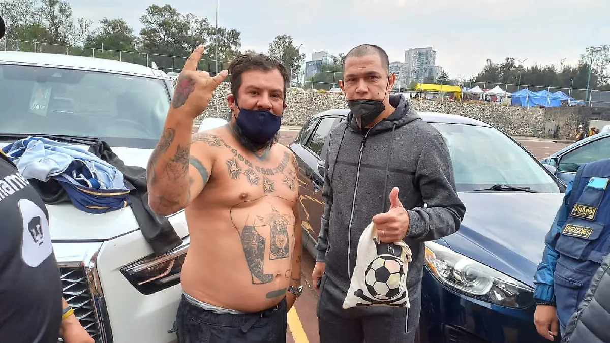 Roxa ayudó a los accidentados de la pipa en Iztapalapa