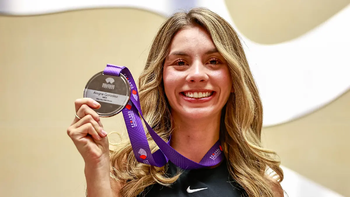 Alegna González contenta con su medalla de plata