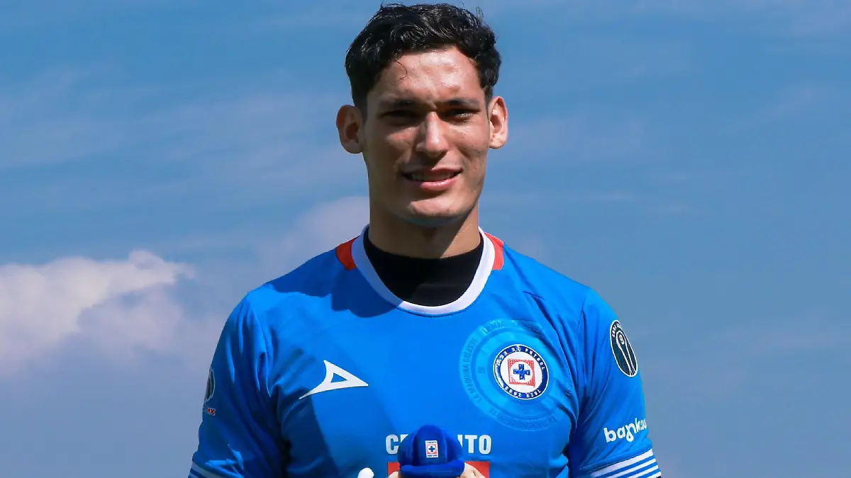Chiquete Orozco ya tendría fecha de debut con Cruz Azul / Foto: TW Cruz Azul