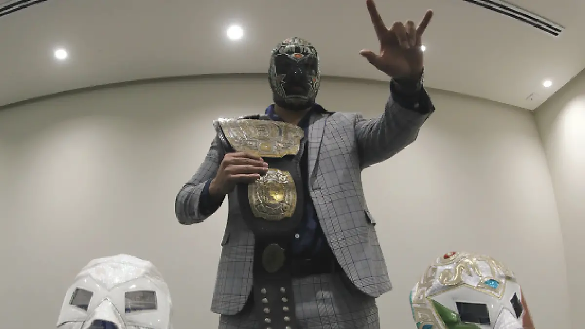 Hijo de Dr. Wagner Jr presume el campeonato que ganó en Japón / Foto: Sarahí Melecio