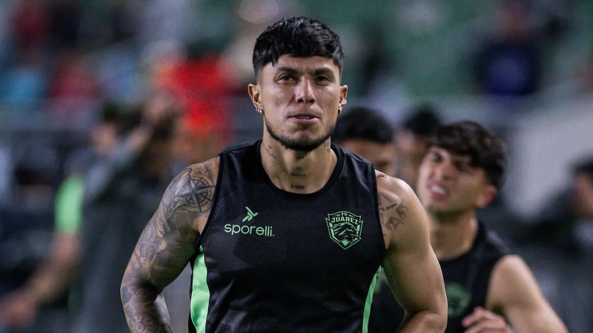 Carlos Salcedo llegó a Monterrey para firmar con Rayados