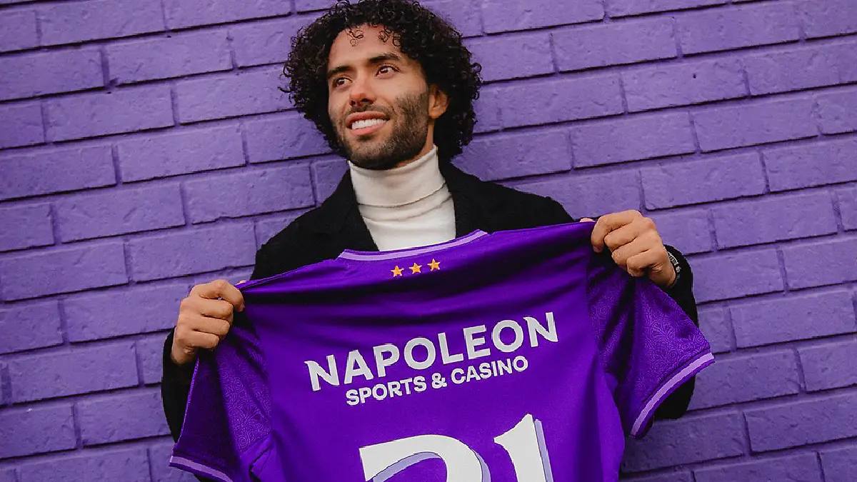 La playera de César Huerta ya está a la venta con el Anderlecht. Foto: @rscanderlecht 