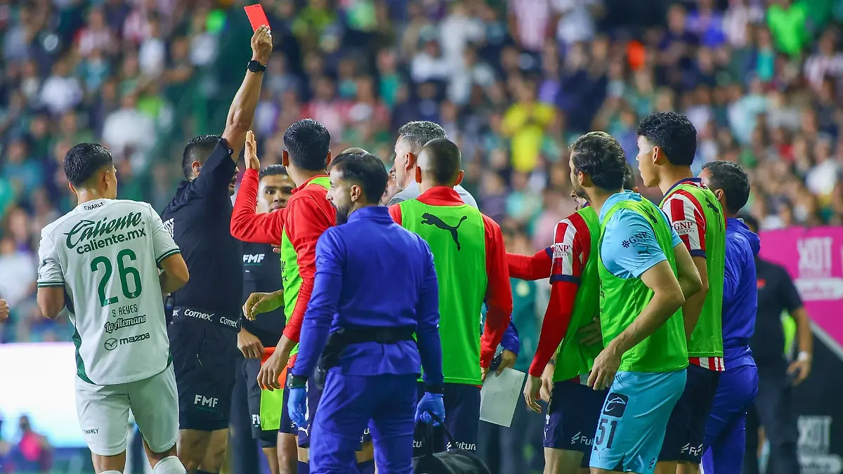 Óscar García pateó a James Rodríguez foto  Mexsport