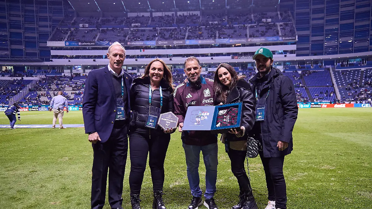 Alberto García Aspe posa con su familia tras recibir un premio