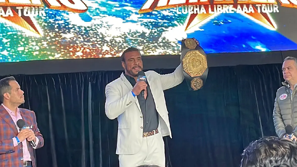 Alberto El Patrón le dio con todo a un reportero / Foto: Yael Rueda