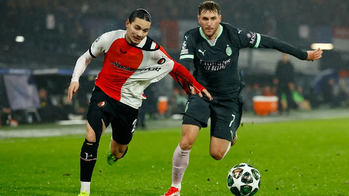 Santiago Giménez y el Milan buscarán revancha en San Siro / Foto: Reuters