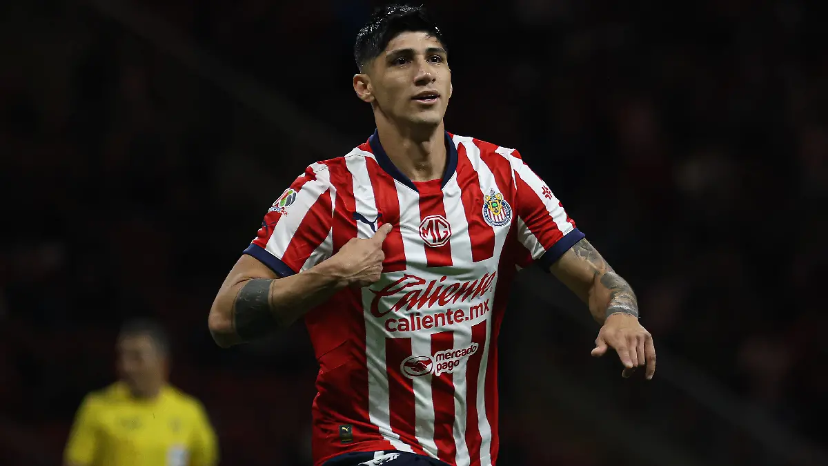 Alan Pulido volvió a celebrar con la camiseta de Chivas / Foto: David Tamayo